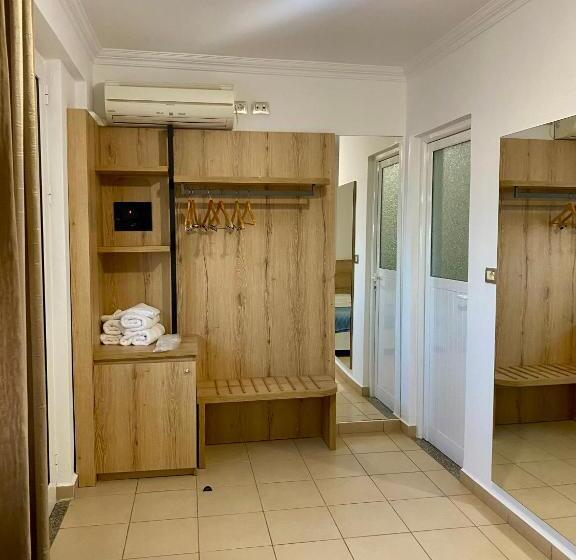 اتاق استاندارد سه تخته با بالکن, Nertili