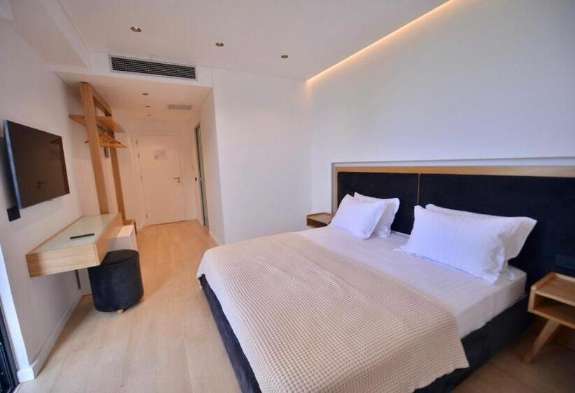 اتاق لوکس با چشم‌انداز باغ, Nertili