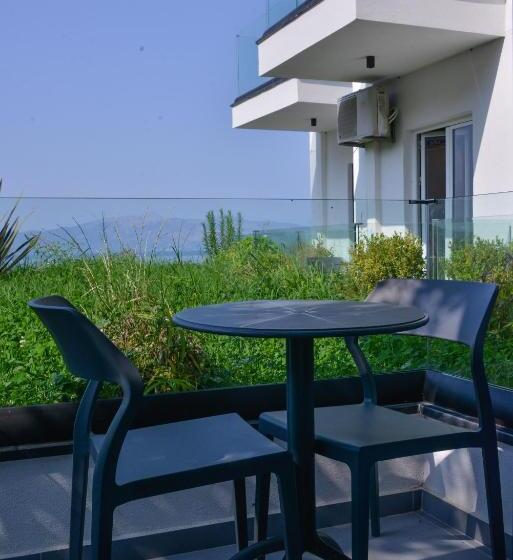 اتاق لوکس با چشم‌انداز باغ, Nertili