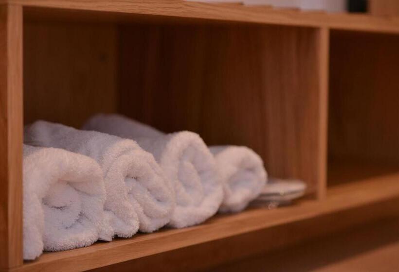 اتاق لوکس با چشم‌انداز باغ, Nertili