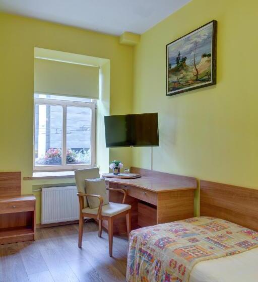 اتاق استاندارد یک نفره, In Astra