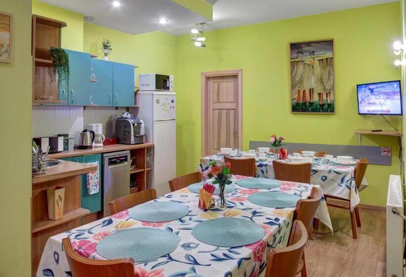 اتاق استاندارد سه نفره, In Astra