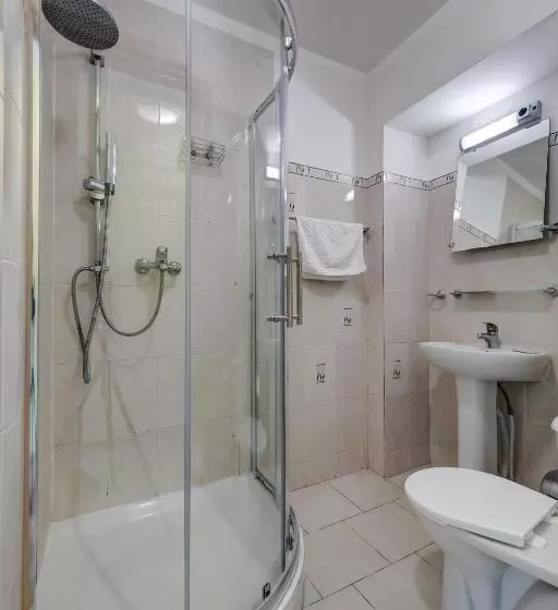 اتاق استاندارد سه نفره, In Astra