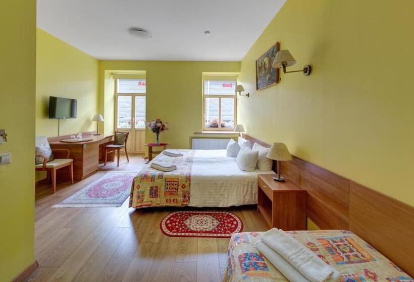 اتاق استاندارد سه نفره, In Astra