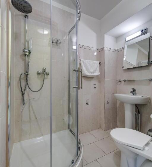 اتاق استاندارد چهار تخته, In Astra