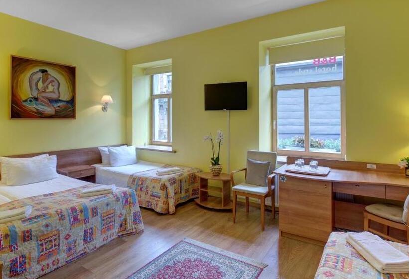 اتاق استاندارد چهار تخته, In Astra