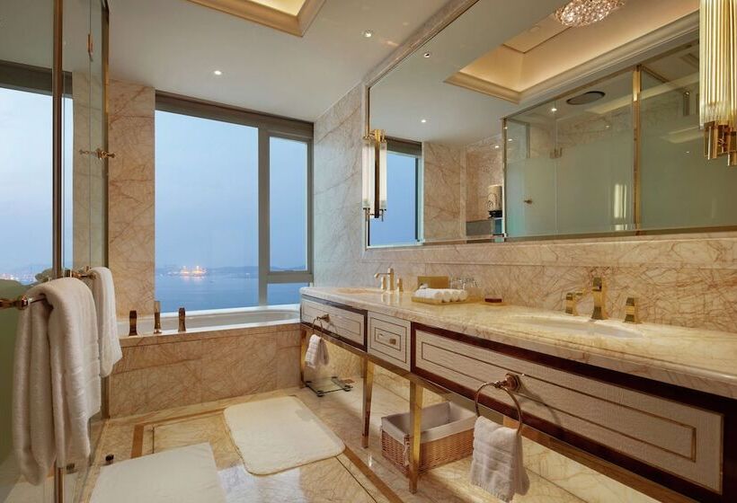 חדר אקזקיוטיב, Conrad Dalian