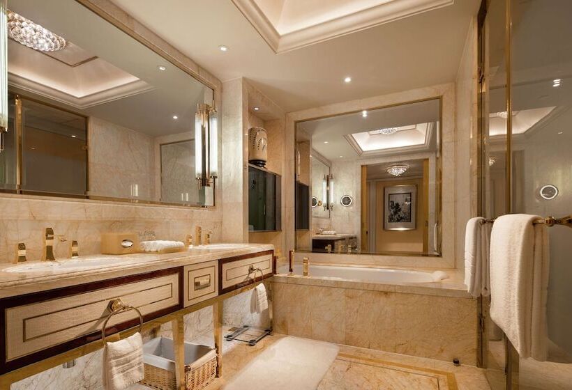 חדר אקזקיוטיב, Conrad Dalian