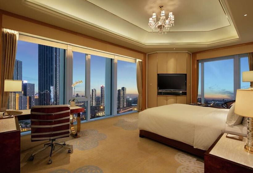 חדר אקזקיוטיב, Conrad Dalian