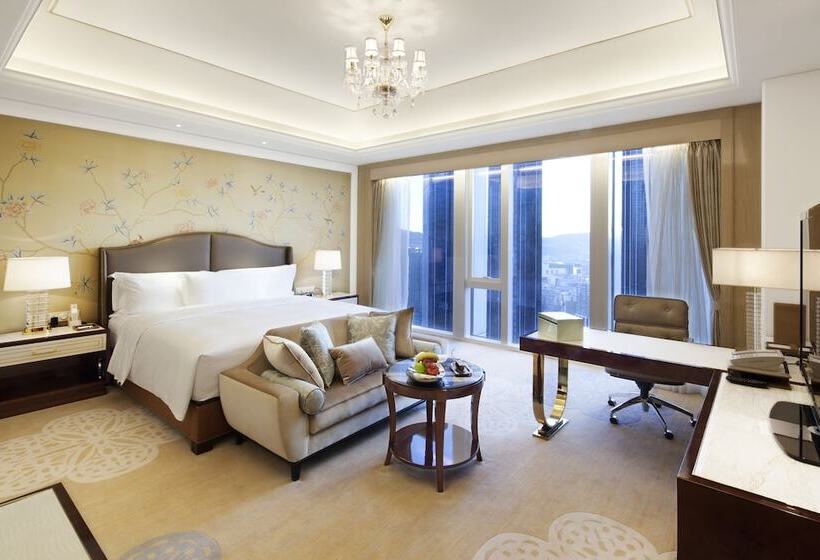 חדר אקזקיוטיב, Conrad Dalian