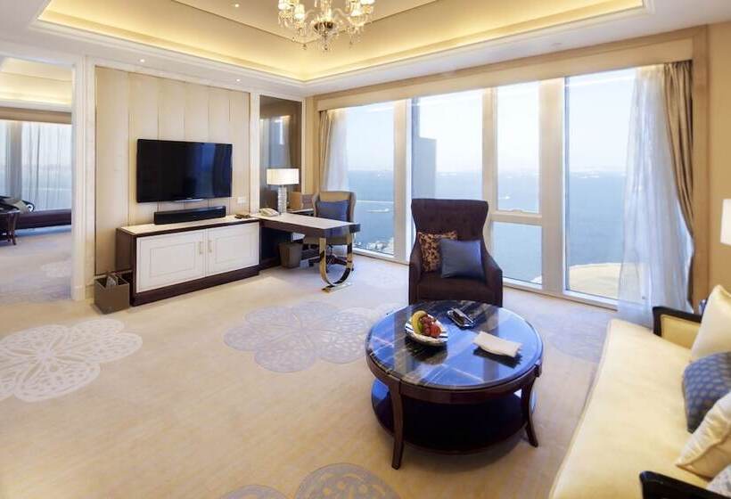 סוויטה אקזקיוטיב, Conrad Dalian