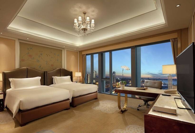 חדר אקזקיוטיב, Conrad Dalian