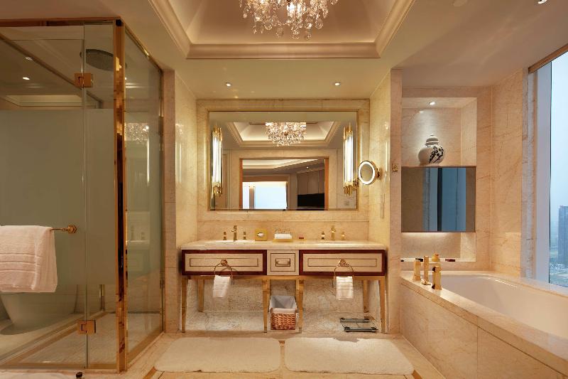 סוויטה עם נוף, Conrad Dalian