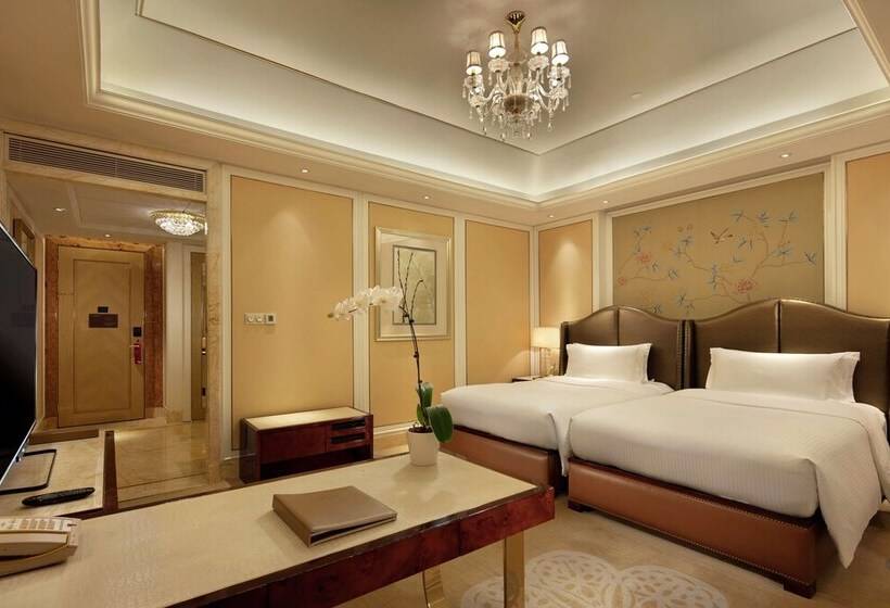 חדר אקזקיוטיב, Conrad Dalian