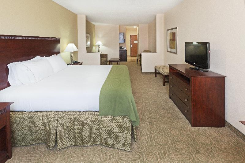带大床的套房, Holiday Inn Express Hotel & Suites Brownfield By Ihg