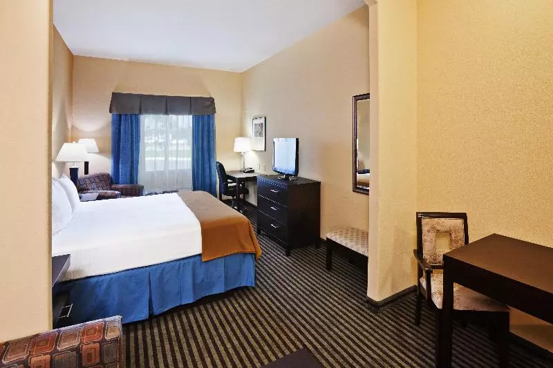 キングサイズベッドのスイートルーム, Holiday Inn Express Hotel & Suites Okmulgee By Ihg