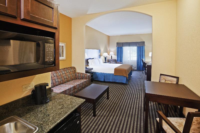 带大床的套房, Holiday Inn Express Hotel & Suites Okmulgee By Ihg