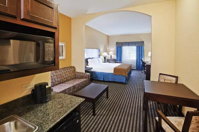 キングサイズベッドのスイートルーム, Holiday Inn Express Hotel & Suites Okmulgee By Ihg