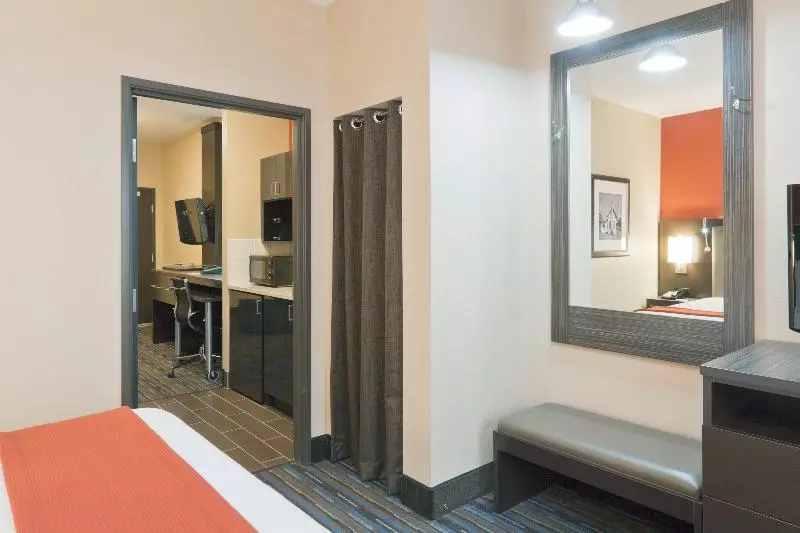 キングサイズベッドのスイートルーム, Holiday Inn Express Fulton, An Ihg