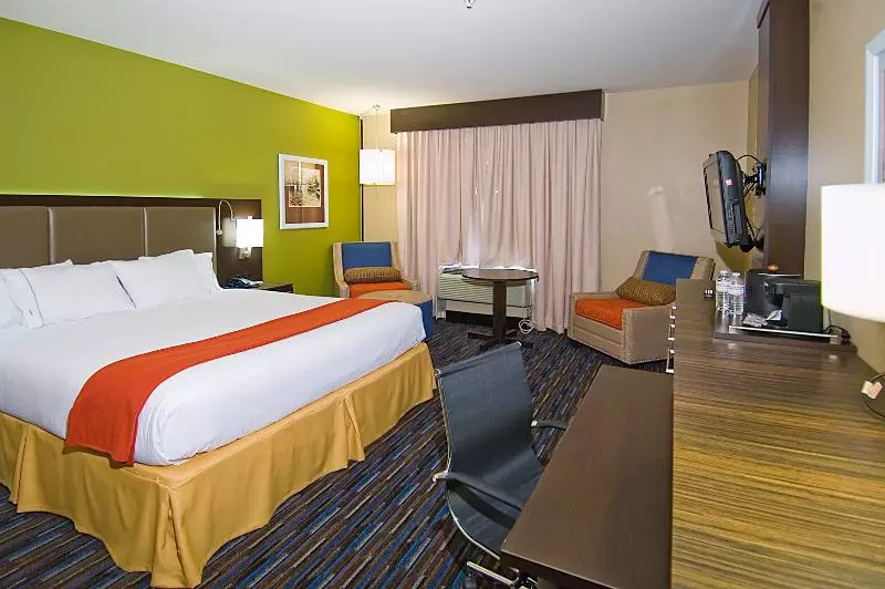 キングサイズベッドのスイートルーム, Holiday Inn Express Fulton, An Ihg