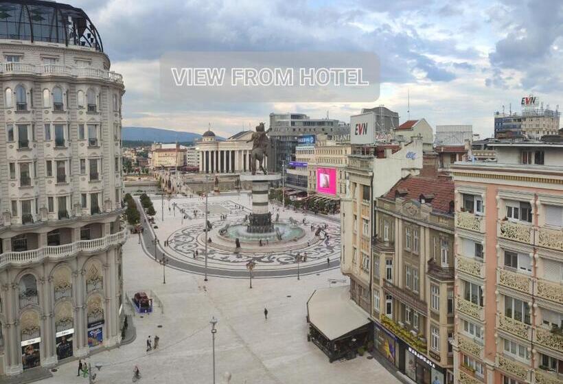 اتاق استاندارد سه نفره, Square