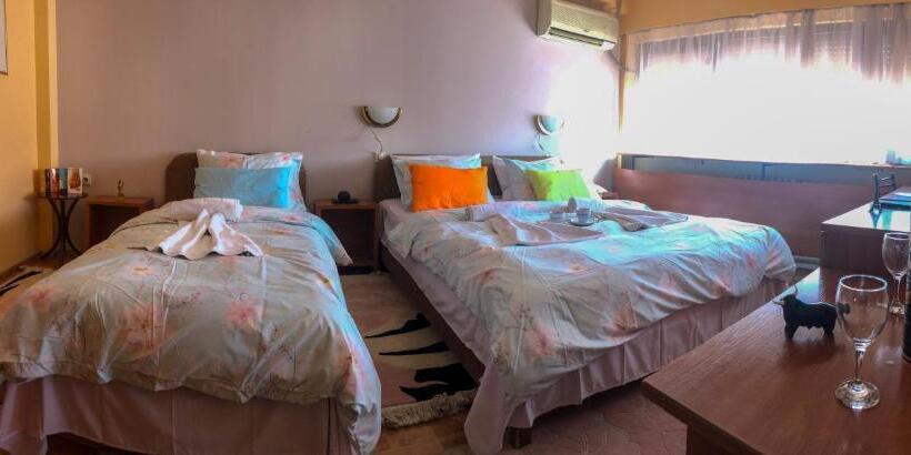 اتاق استاندارد سه نفره, Square