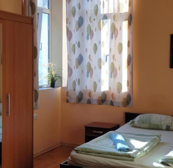 Standard-huone Jaettu Kylpyhuone, Elegance On A Budget   Rooms For Rent In Sofia Center