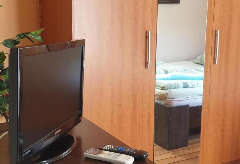 Cameră Standard cu Baie Comună, Elegance On A Budget   Rooms For Rent In Sofia Center