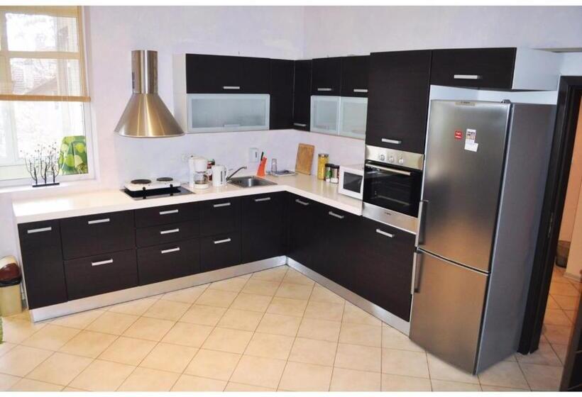 Standard-huone Jaettu Kylpyhuone, Elegance On A Budget   Rooms For Rent In Sofia Center