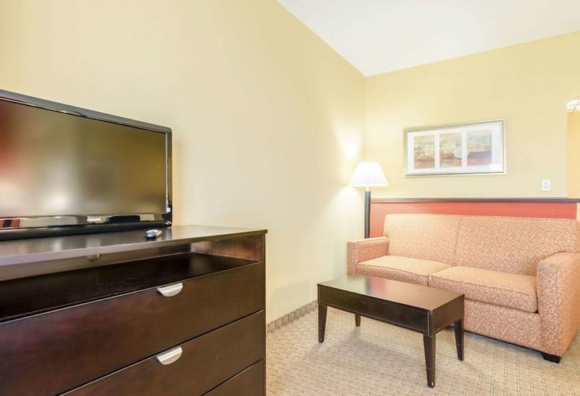 Люкс, Comfort Suites Salina South
