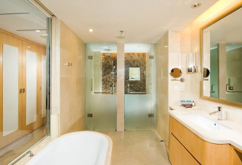 オーシャンビューのプレミアムルーム。, Sheraton Yantai Golden Beach Resort