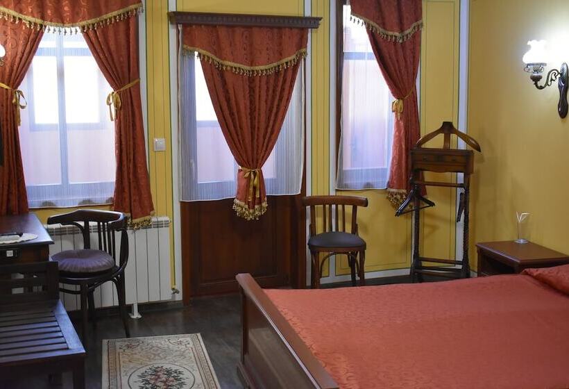 اتاق استاندارد, Family Hotel At Renaissance Square