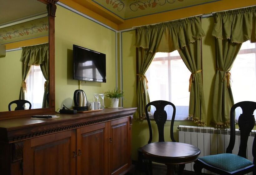 اتاق استاندارد, Family Hotel At Renaissance Square