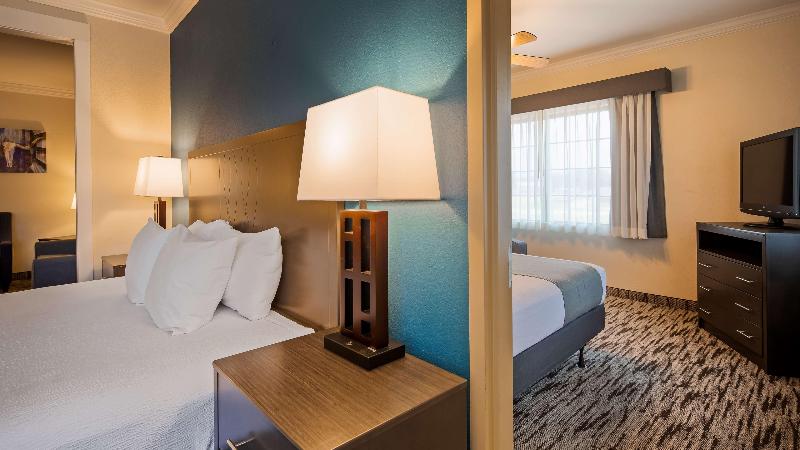 מיטת קינג בסוויטה, Best Western Dinosaur Valley Inn & Suites