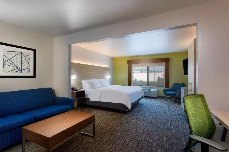キングサイズベッドのスイートルーム, Holiday Inn Express Hotel & Suites Lewisburg, An Ihg