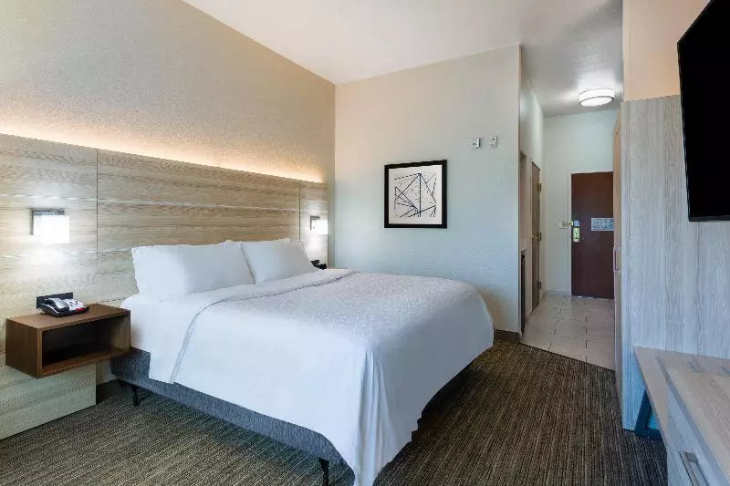 キングサイズベッドのスタンダードルーム, Holiday Inn Express Hotel & Suites Lewisburg, An Ihg