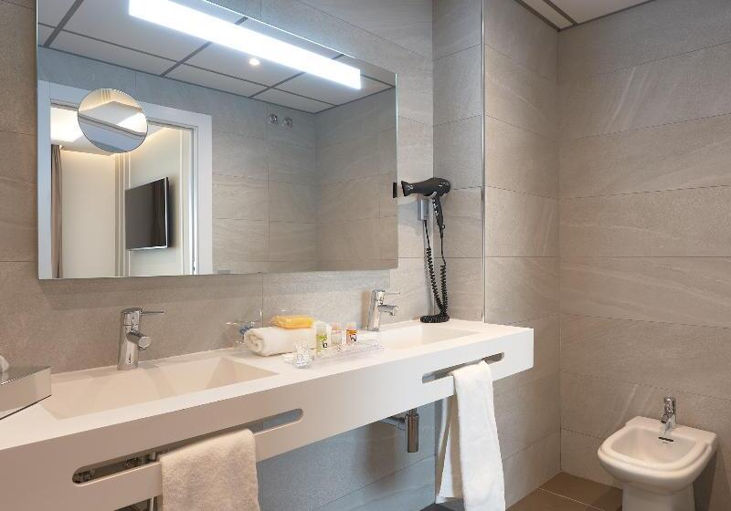 جناح لذوى الاحتياجات الخاصة, Holiday Inn Express Conway, An Ihg