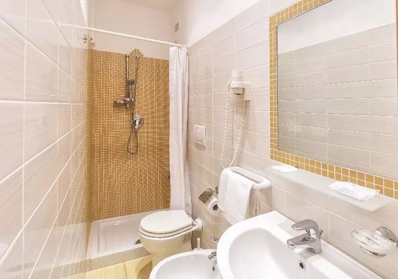 Economy Triple Room, Vittoria