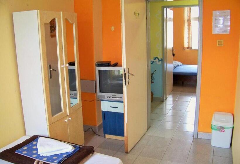 اتاق استاندارد یک تخته با سرویس بهداشتی مشترک, Yo Ho Hostel