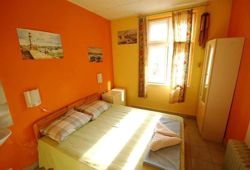 اتاق استاندارد با سرویس بهداشتی مشترک, Yo Ho Hostel