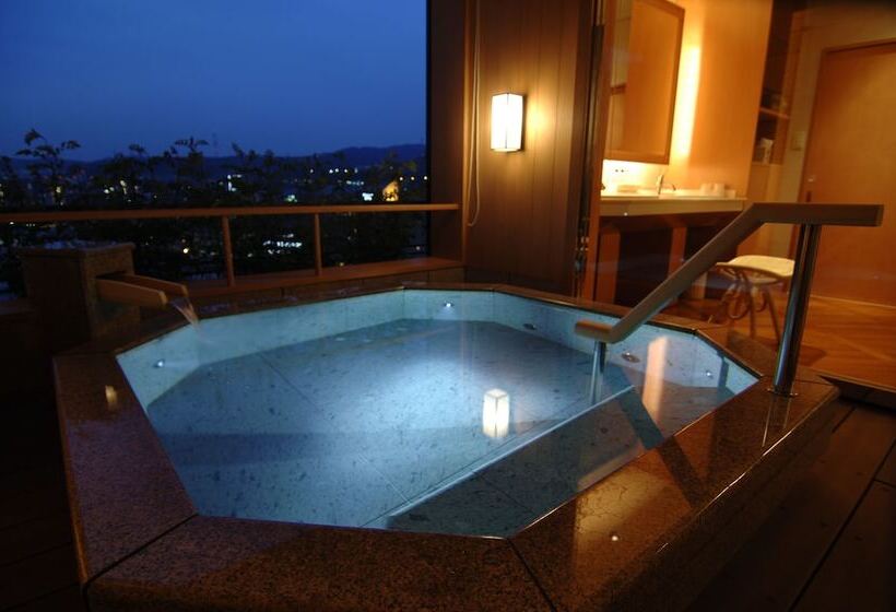 Номер Deluxe, Wakamizu