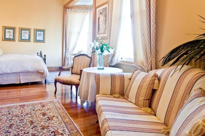 מיטת קינג בסוויטה, Mchardy Lodge