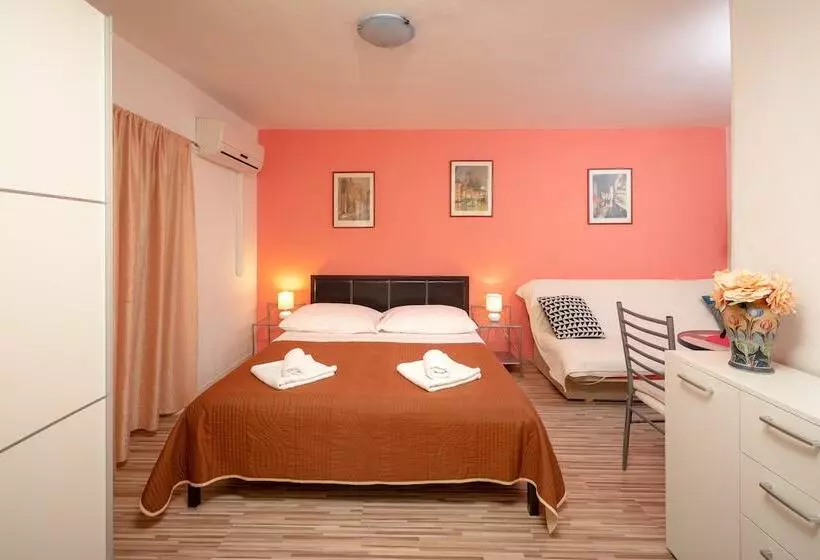 Habitación Triple Estándar, Damira Rooms