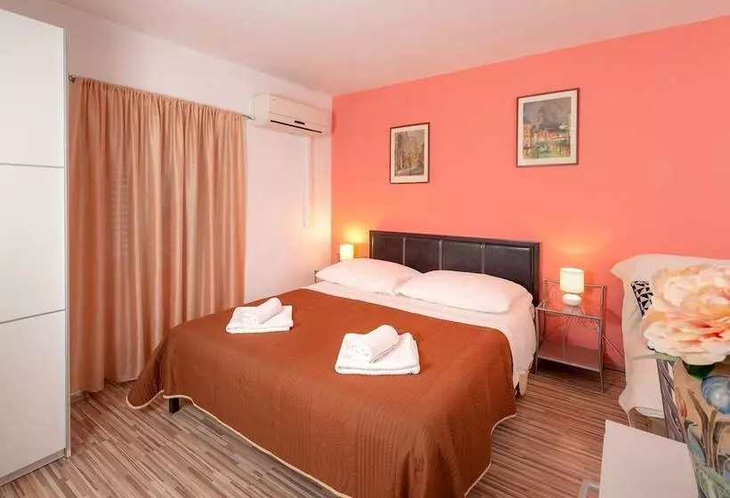 Habitación Triple Estándar, Damira Rooms