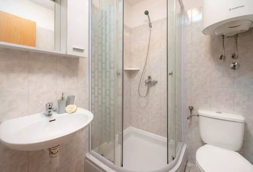Habitación Triple Estándar, Damira Rooms