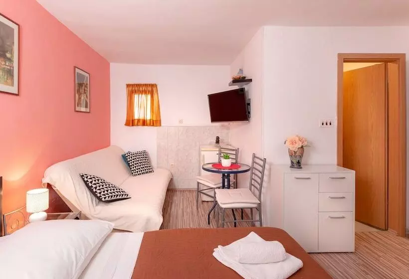 Habitación Triple Estándar, Damira Rooms