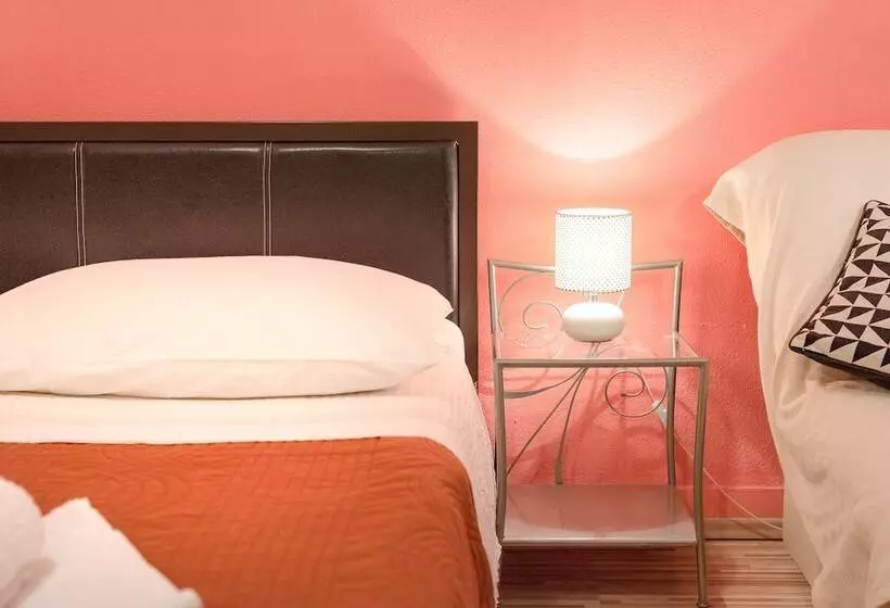 Habitación Triple Estándar, Damira Rooms