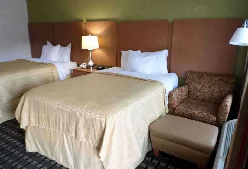 ２ダブルベッドのスタンダードルーム, Days Inn & Conf Center By Wyndham Southern Pines Pinehurst