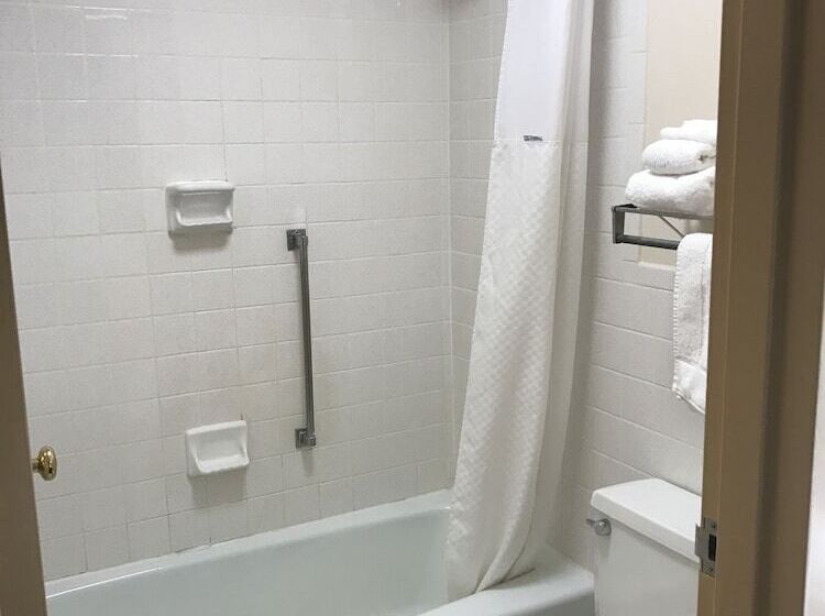 Номер Стандарт 2 Двуспальные Кровати, Days Inn & Conf Center By Wyndham Southern Pines Pinehurst