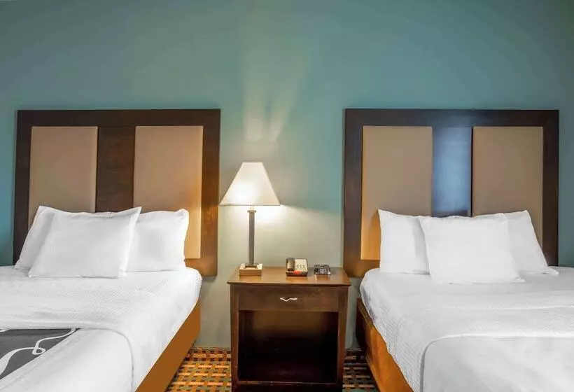 ２ダブルベッドのスタンダードルーム, La Quinta Inn & Suites By Wyndham Stonington Mystic Area